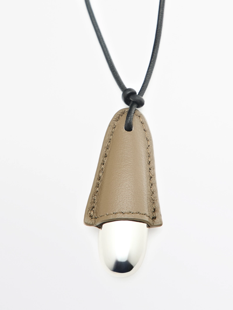 Кожаная подвеска