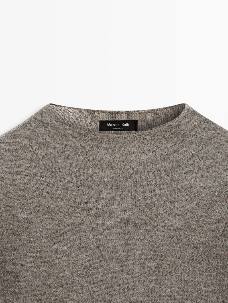 Футболка из вязаного материала с вышивкой