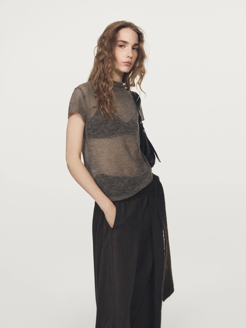 Футболка из вязаного материала с вышивкой