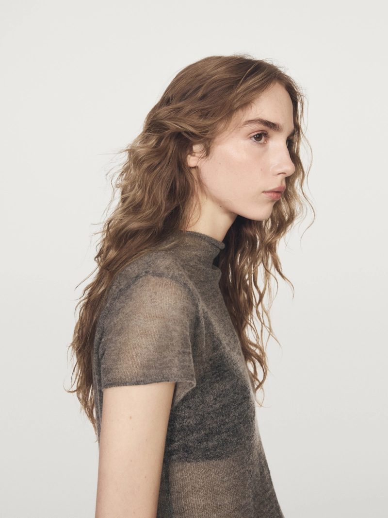 Футболка из вязаного материала с вышивкой