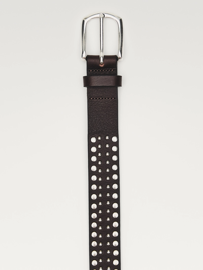 Кожаный ремень с заклепками