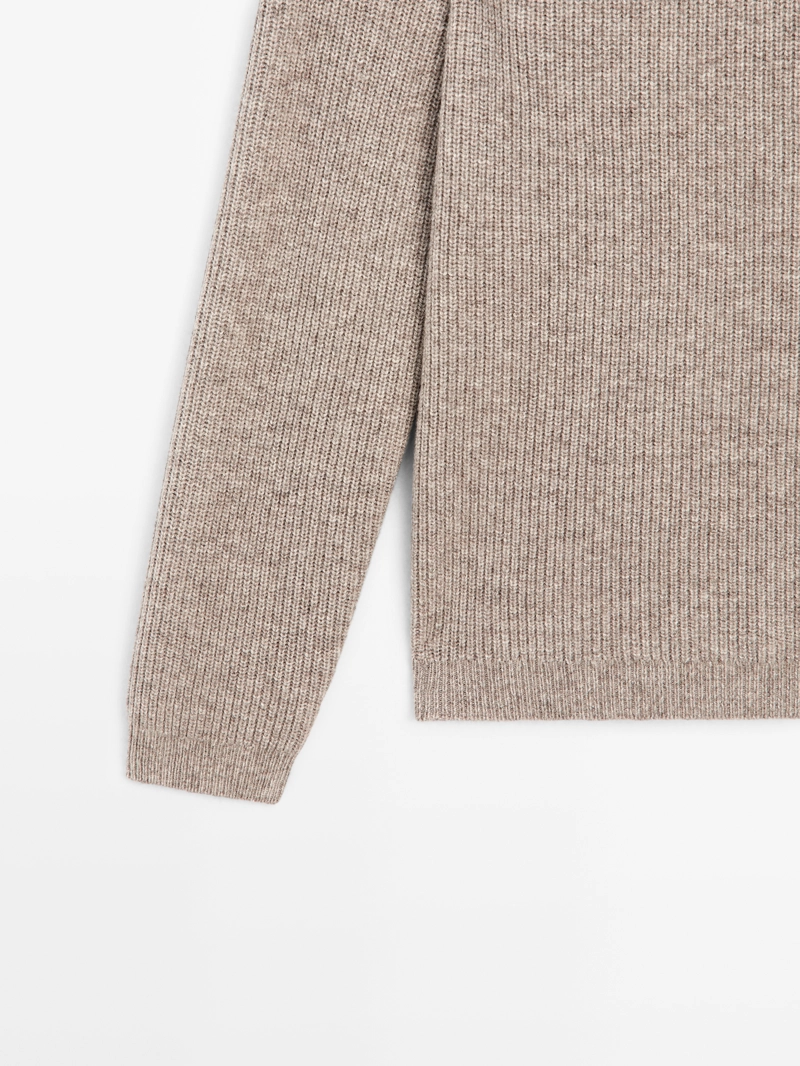 Свитер с высоким воротником из шерстяной смеси