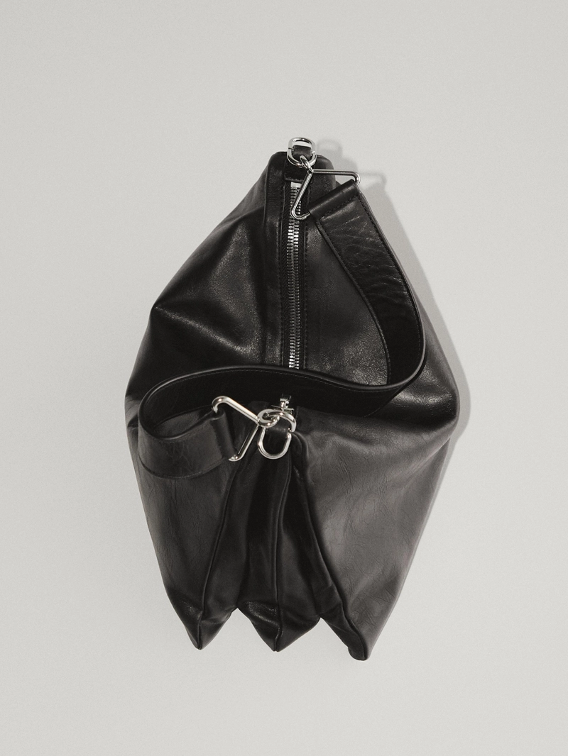 Сумка с крупным отделением из кожи