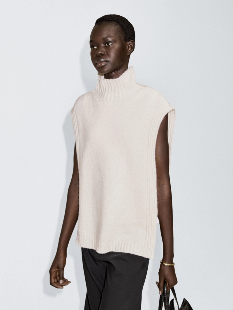 Кофта-жилет с высоким воротом без рукавов