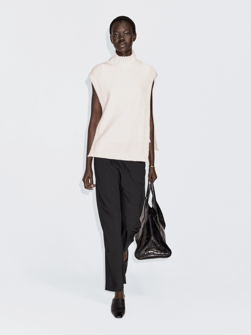 Кофта-жилет с высоким воротом без рукавов