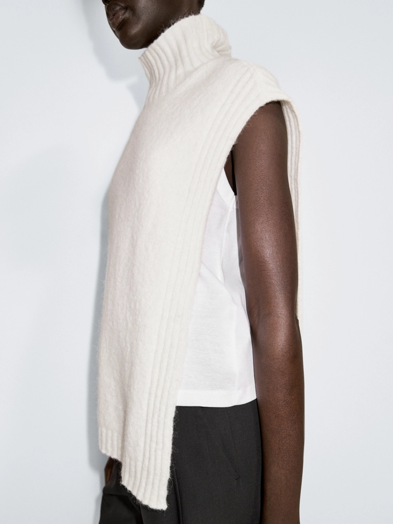 Кофта-жилет с высоким воротом без рукавов