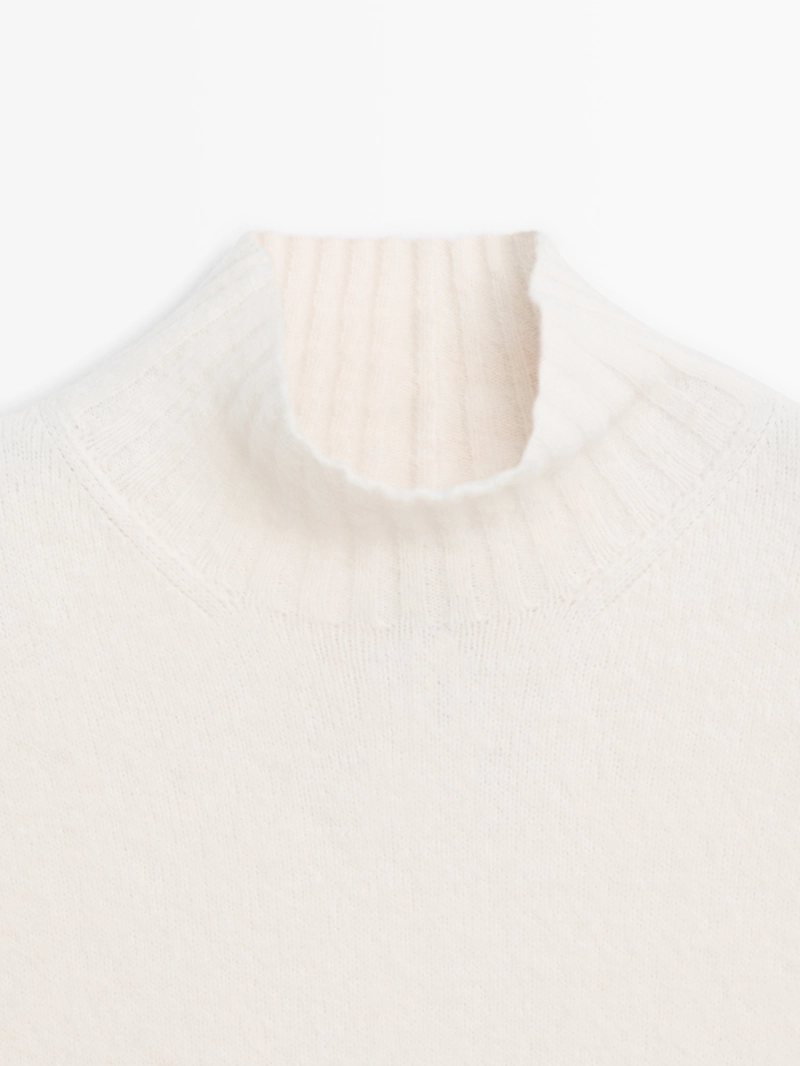 Кофта-жилет с высоким воротом без рукавов