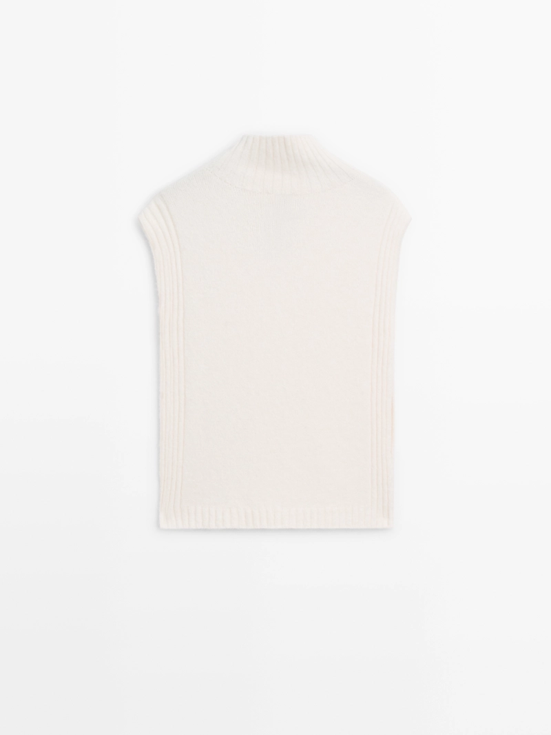 Кофта-жилет с высоким воротом без рукавов