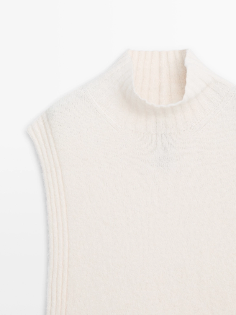 Кофта-жилет с высоким воротом без рукавов