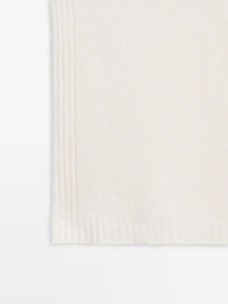 Кофта-жилет с высоким воротом без рукавов