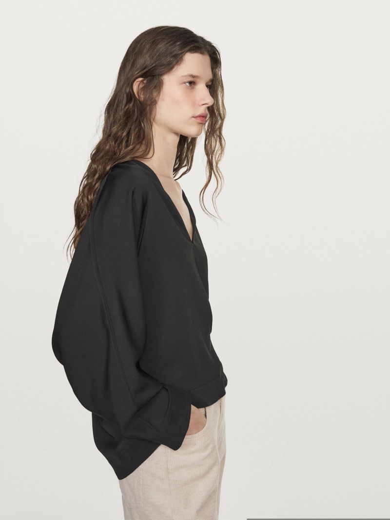 Блузка со свободным кроем и v-образным вырезом