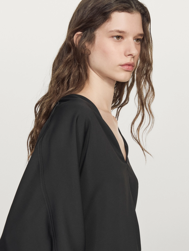 Блузка со свободным кроем и v-образным вырезом