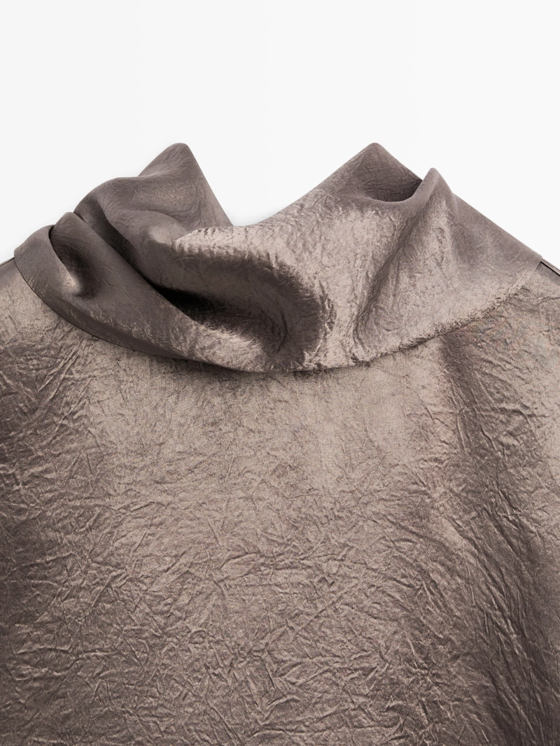 Женская блуза из струящегося атласа с деталью на завязке