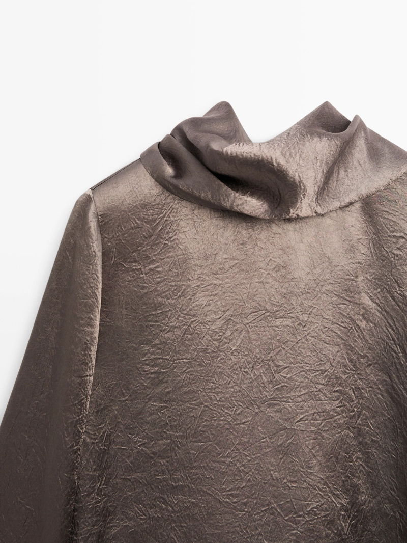 Женская блуза из струящегося атласа с деталью на завязке