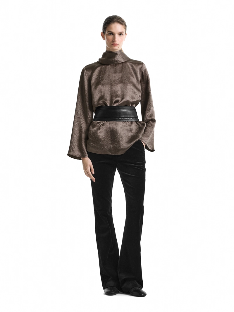 Женская блуза из струящегося атласа с деталью на завязке