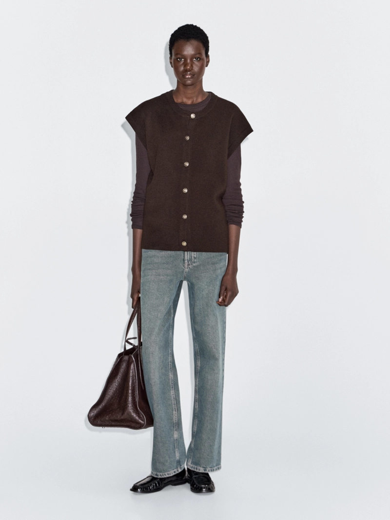 Жилет из вязаного шерстяного микса с золотыми пуговицами