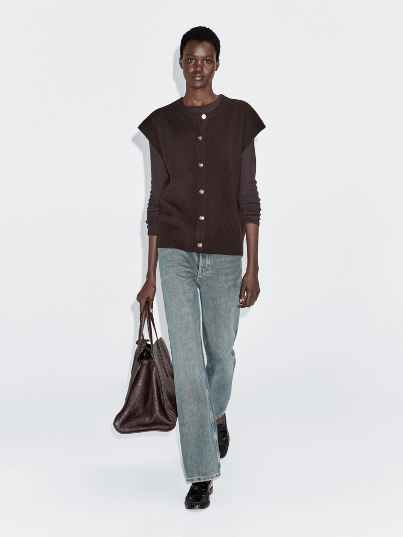 Жилет из вязаного шерстяного микса с золотыми пуговицами