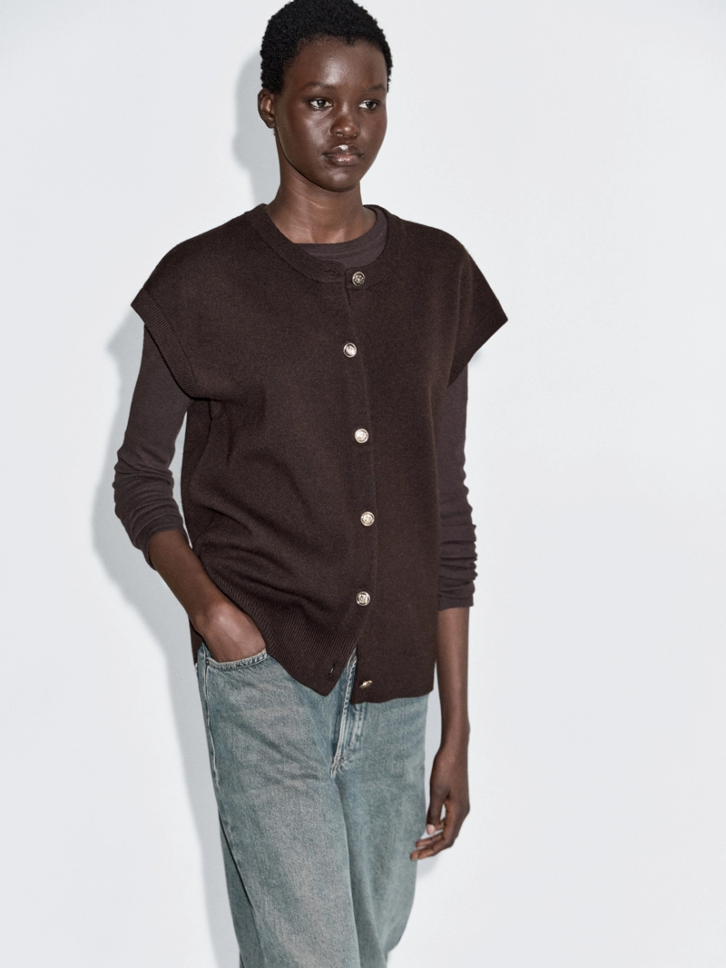 Жилет из вязаного шерстяного микса с золотыми пуговицами