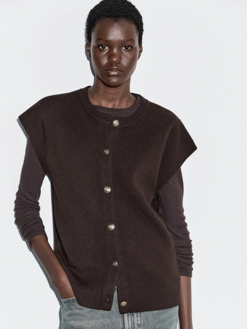 Жилет из вязаного шерстяного микса с золотыми пуговицами