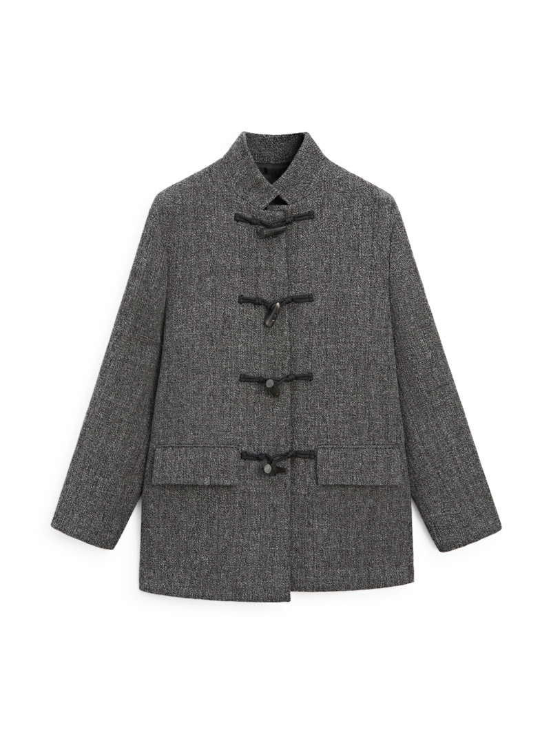 Пальто средней длины на роговой застежке