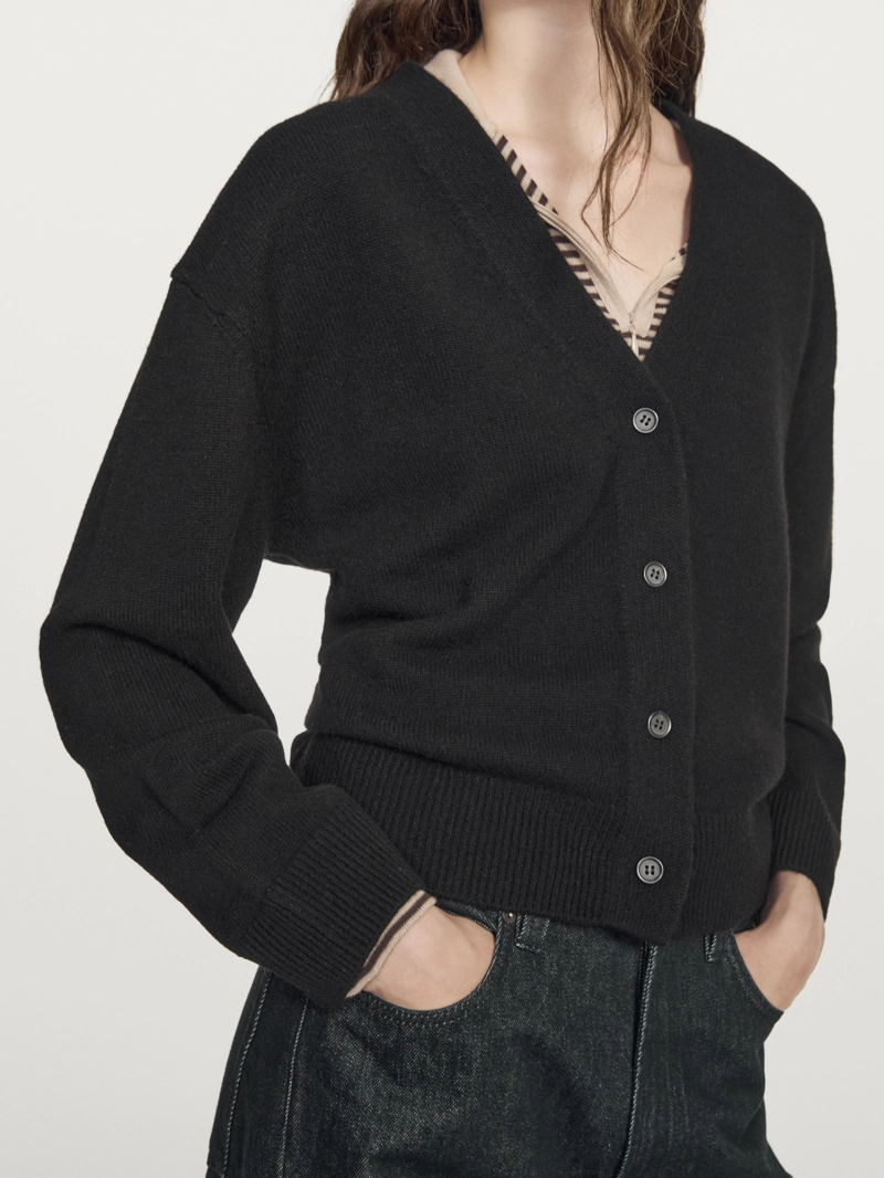 Кардиган с v-образным вырезом из шерстяного плетения