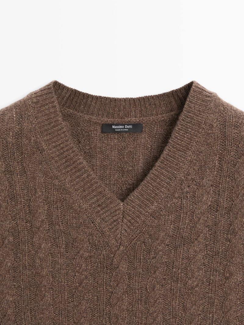 Жилет с v-образным вырезом из шерстяного плетения