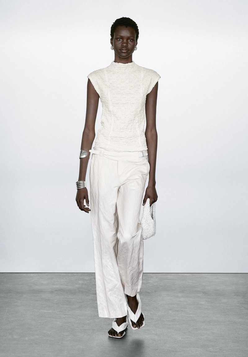 Майка без рукавов с собранными деталями