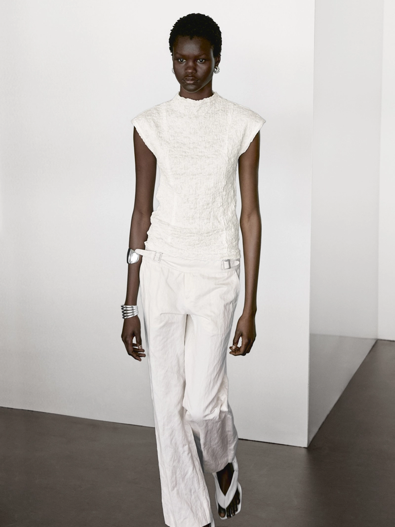 Майка без рукавов с собранными деталями