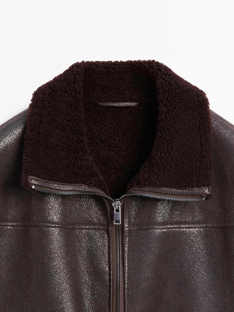 Короткая куртка из кожи двойного фасона с мехом