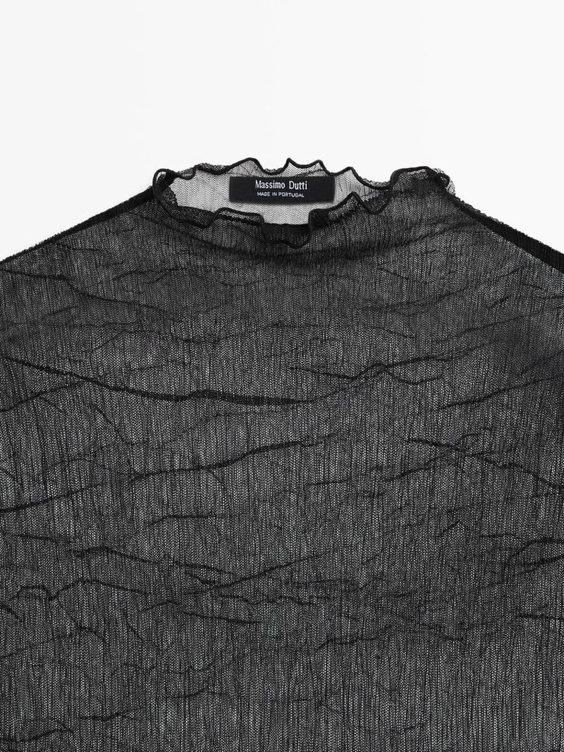 Топ с высоким воротником из тонкого материала