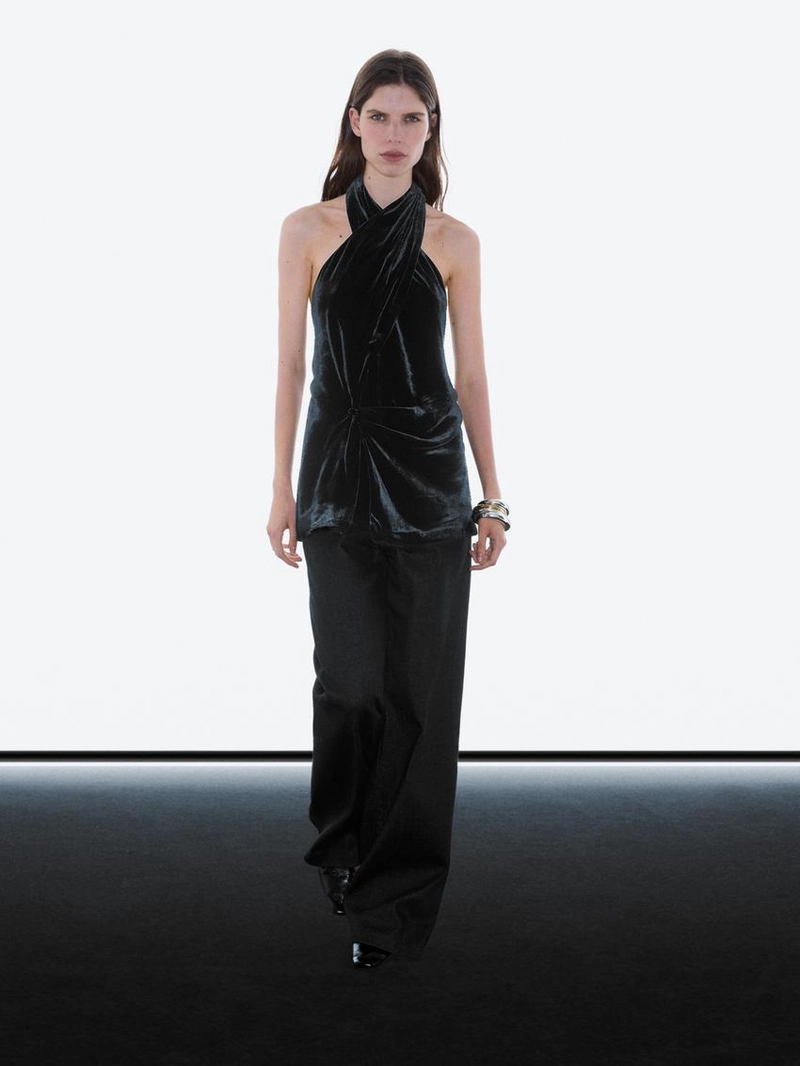 Топ с открытыми плечами из вельвета