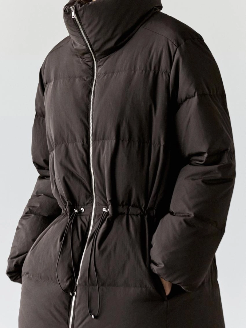 Пуховик с водоотталкивающим покрытием и эластичным поясом