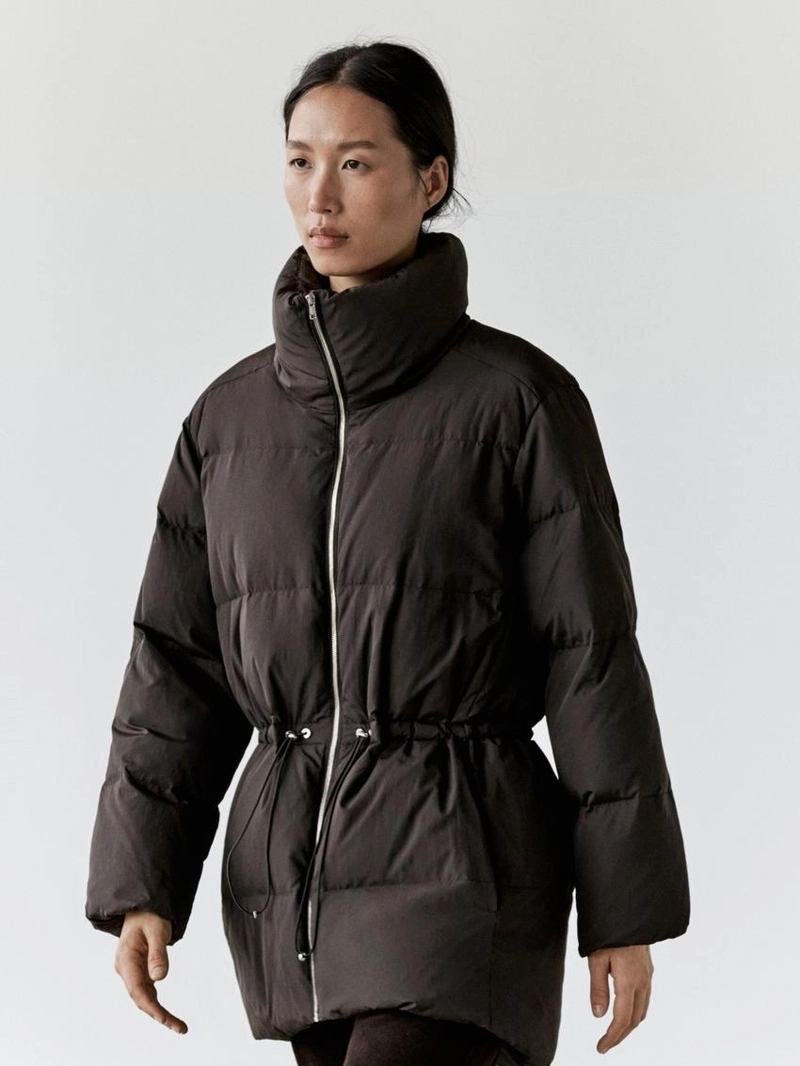 Пуховик с водоотталкивающим покрытием и эластичным поясом