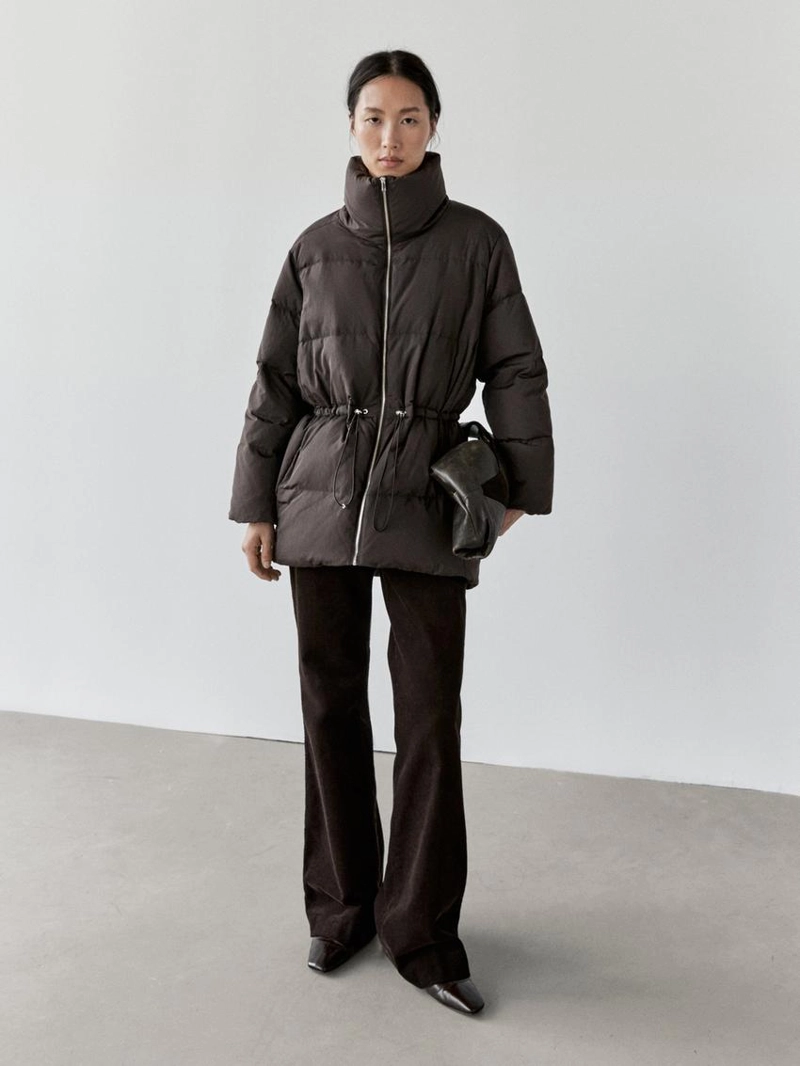 Пуховик с водоотталкивающим покрытием и эластичным поясом