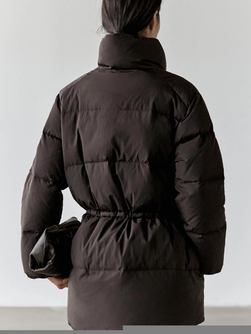 Пуховик с водоотталкивающим покрытием и эластичным поясом