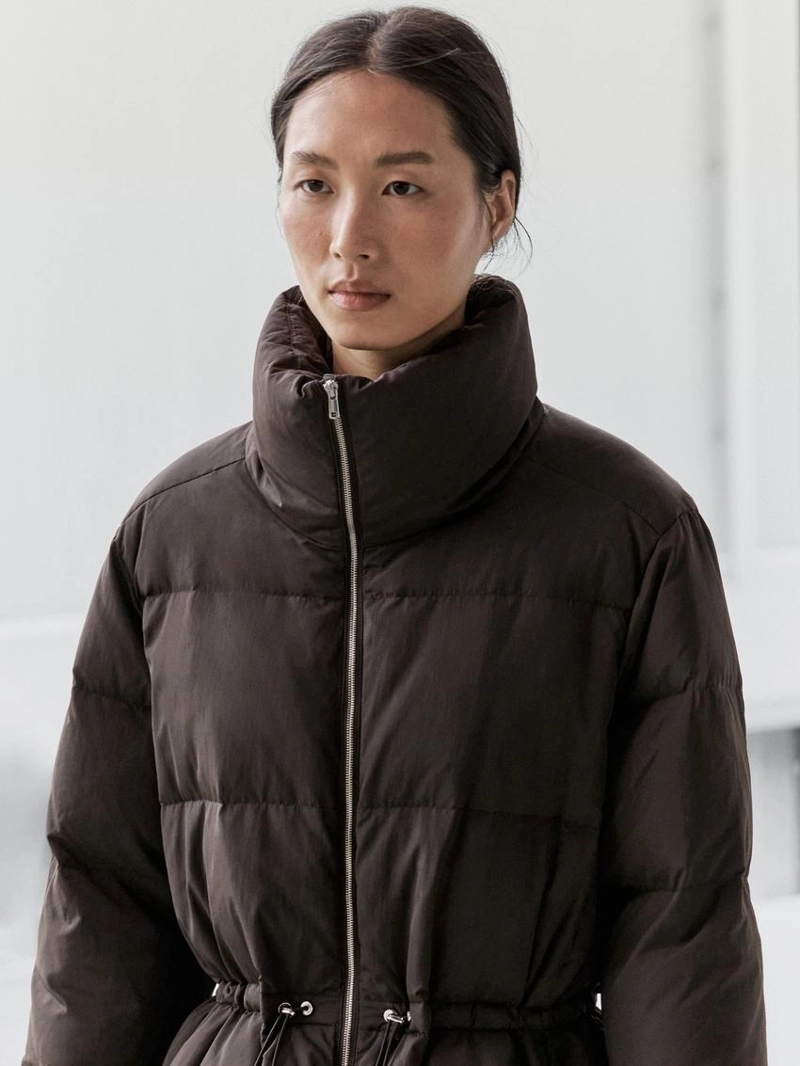 Пуховик с водоотталкивающим покрытием и эластичным поясом