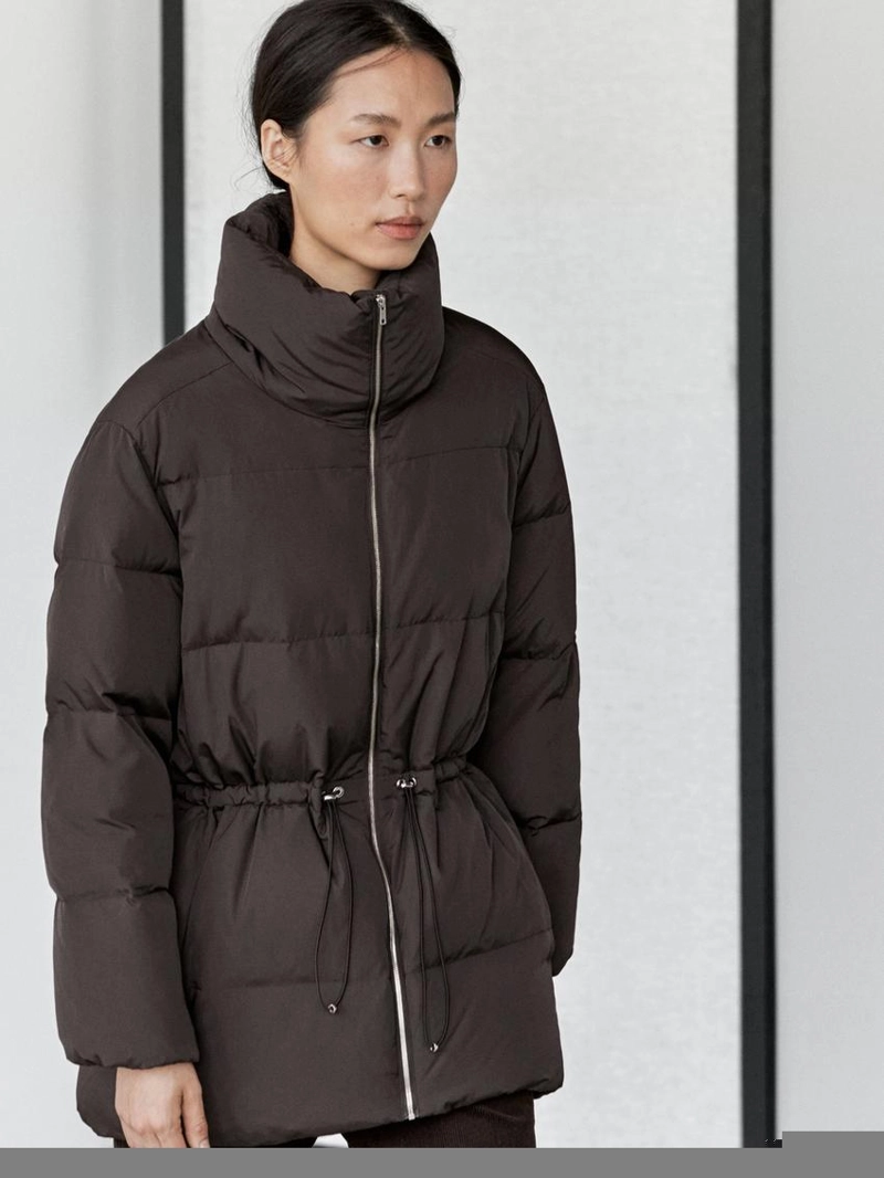 Пуховик с водоотталкивающим покрытием и эластичным поясом