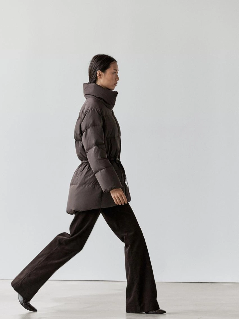 Пуховик с водоотталкивающим покрытием и эластичным поясом