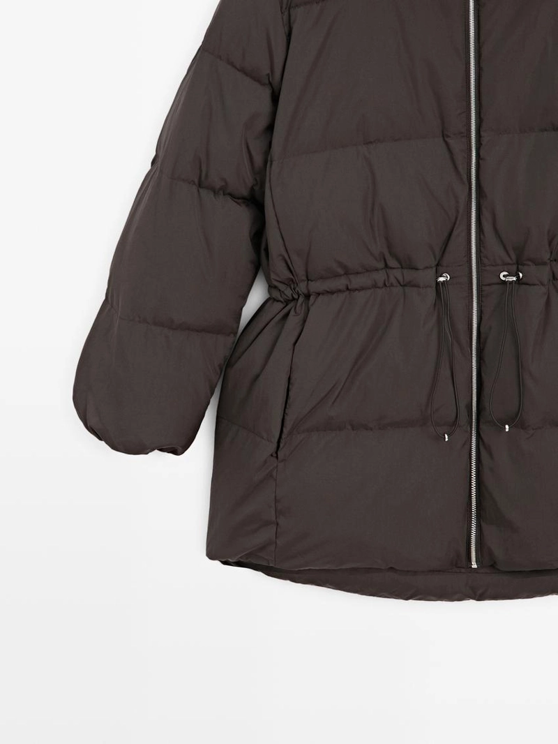 Пуховик с водоотталкивающим покрытием и эластичным поясом