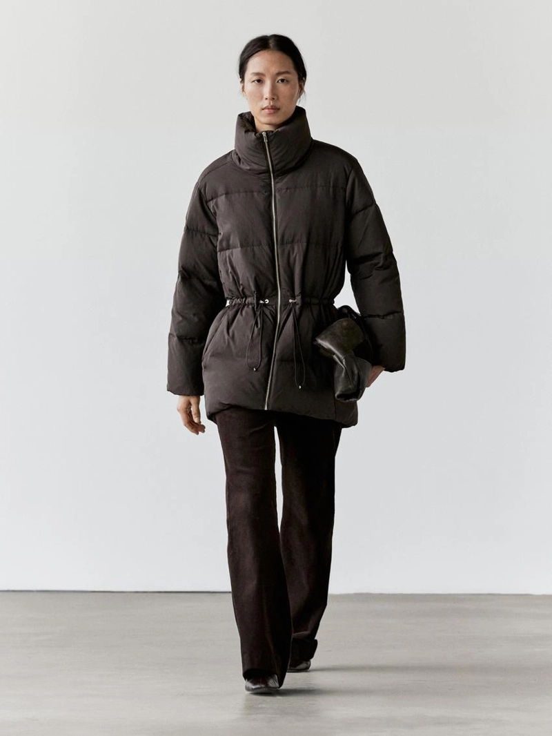 Пуховик с водоотталкивающим покрытием и эластичным поясом