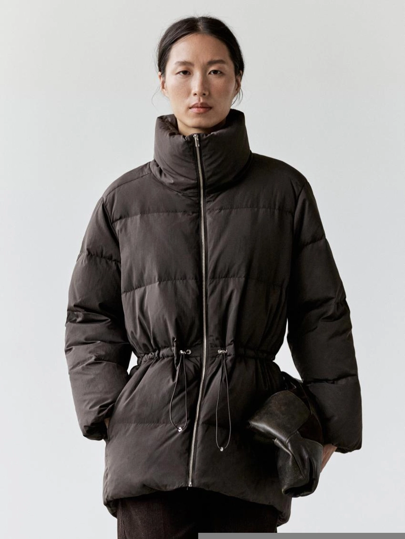 Пуховик с водоотталкивающим покрытием и эластичным поясом