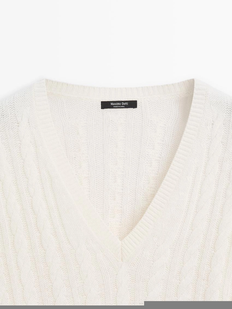 Свитер с плетеным узором и v-образным вырезом