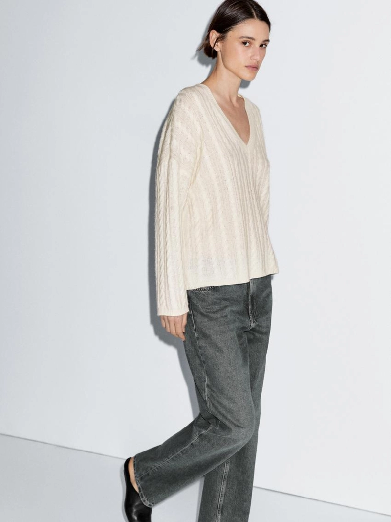 Свитер с плетеным узором и v-образным вырезом