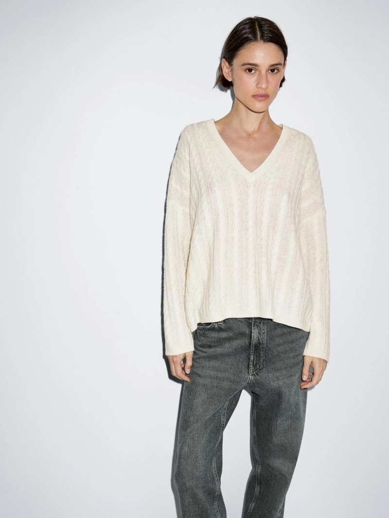 Свитер с плетеным узором и v-образным вырезом