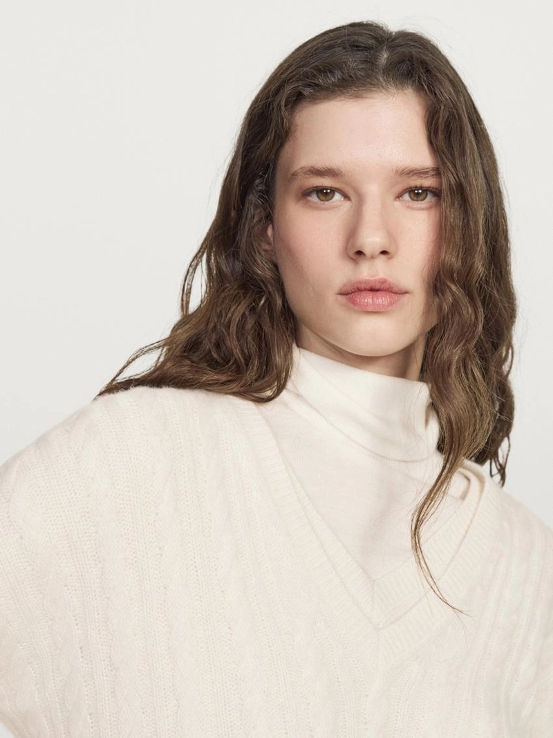 Свитер с плетеным узором и v-образным вырезом