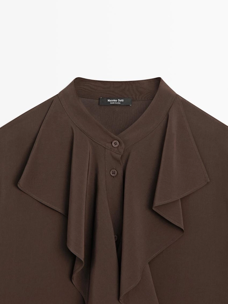 Блузка с оборками и разрезами