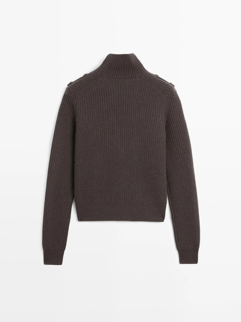 Вязанный свитер с деталями на плечах