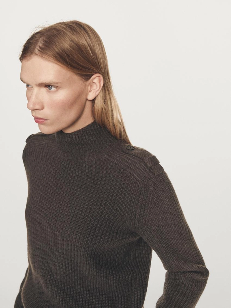 Вязанный свитер с деталями на плечах