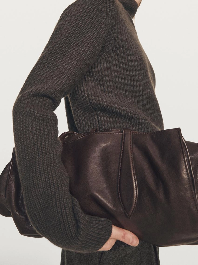 Вязанный свитер с деталями на плечах