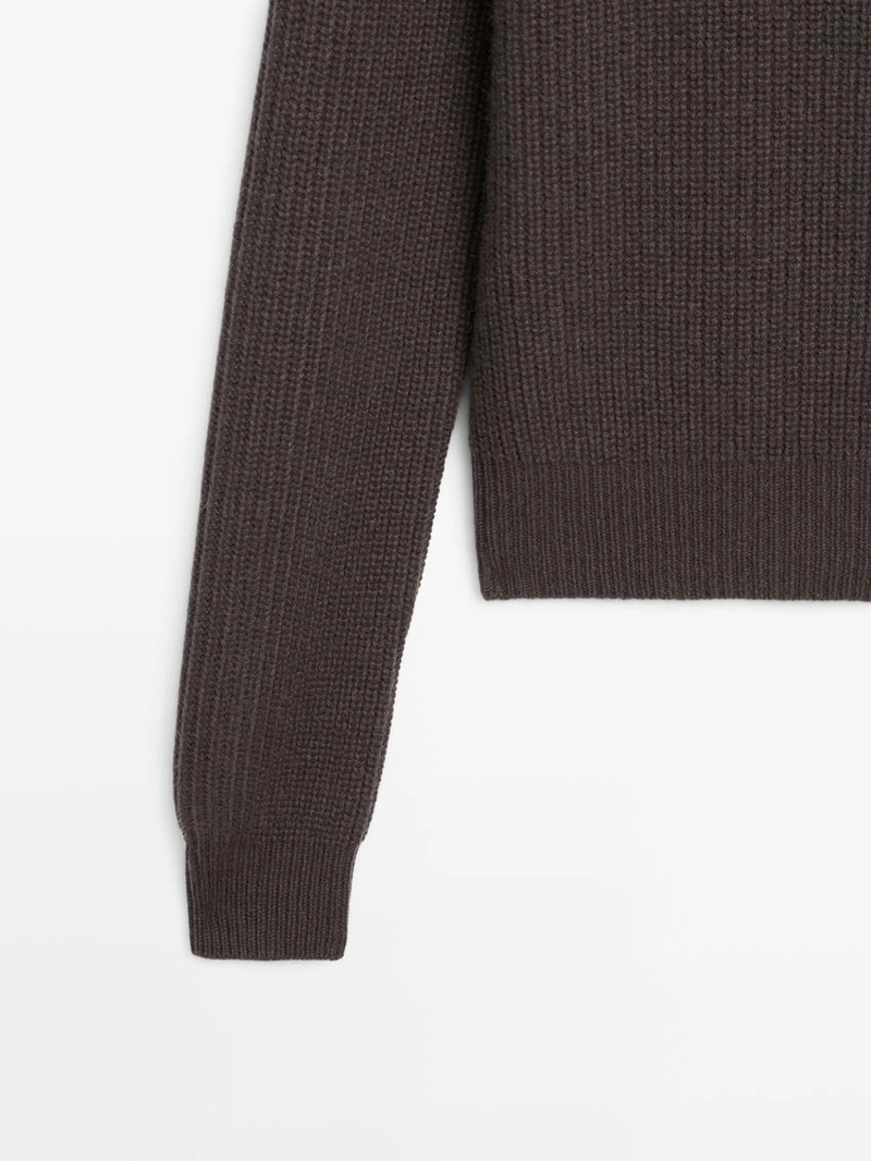 Вязанный свитер с деталями на плечах